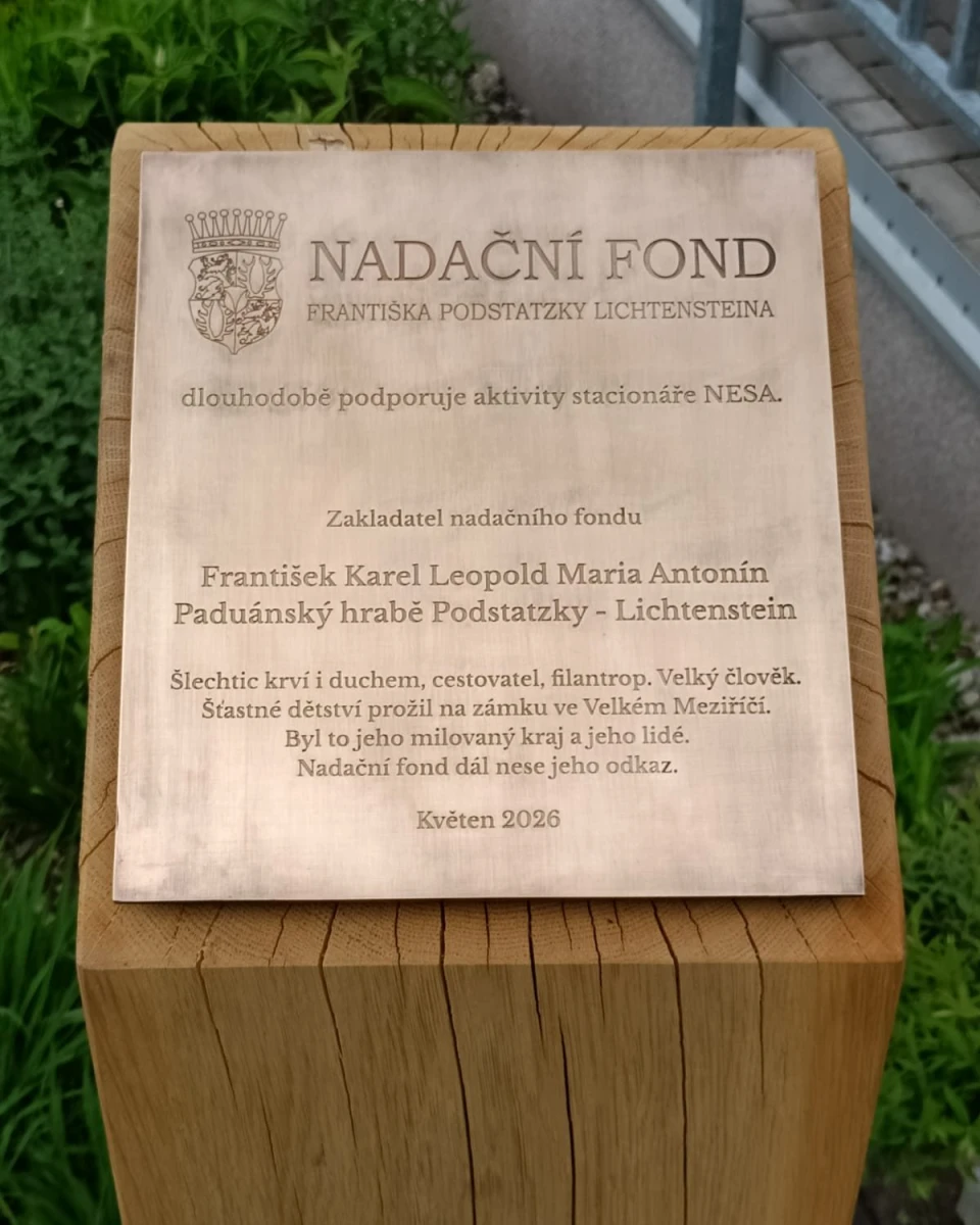 Ze slavnostní žehnání zahradního domu v NESE se stala zahradní rodinná slavnost