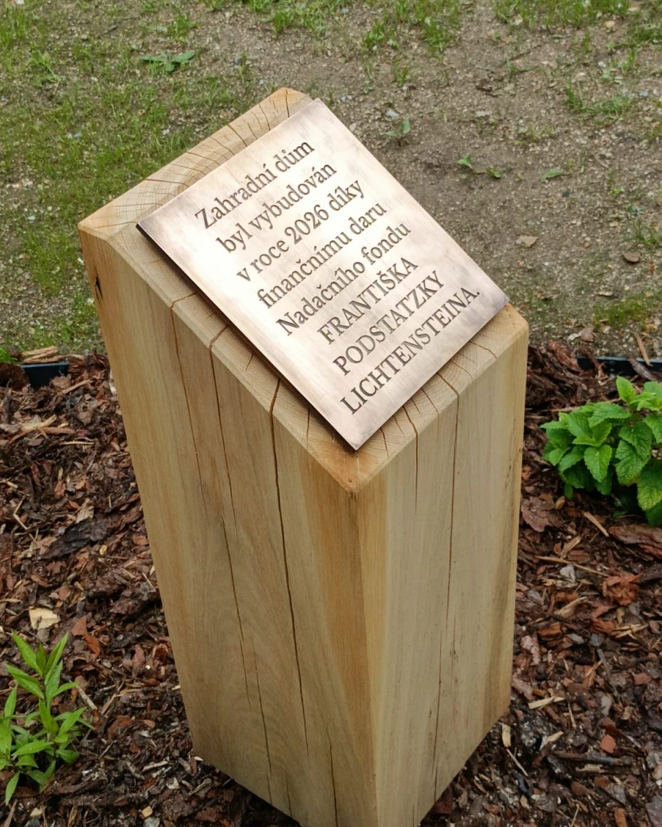 Ze slavnostní žehnání zahradního domu v NESE se stala zahradní rodinná slavnost