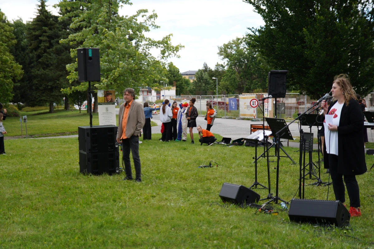Koncert pod okny onkologického pavilonu jako poslání síly a díků