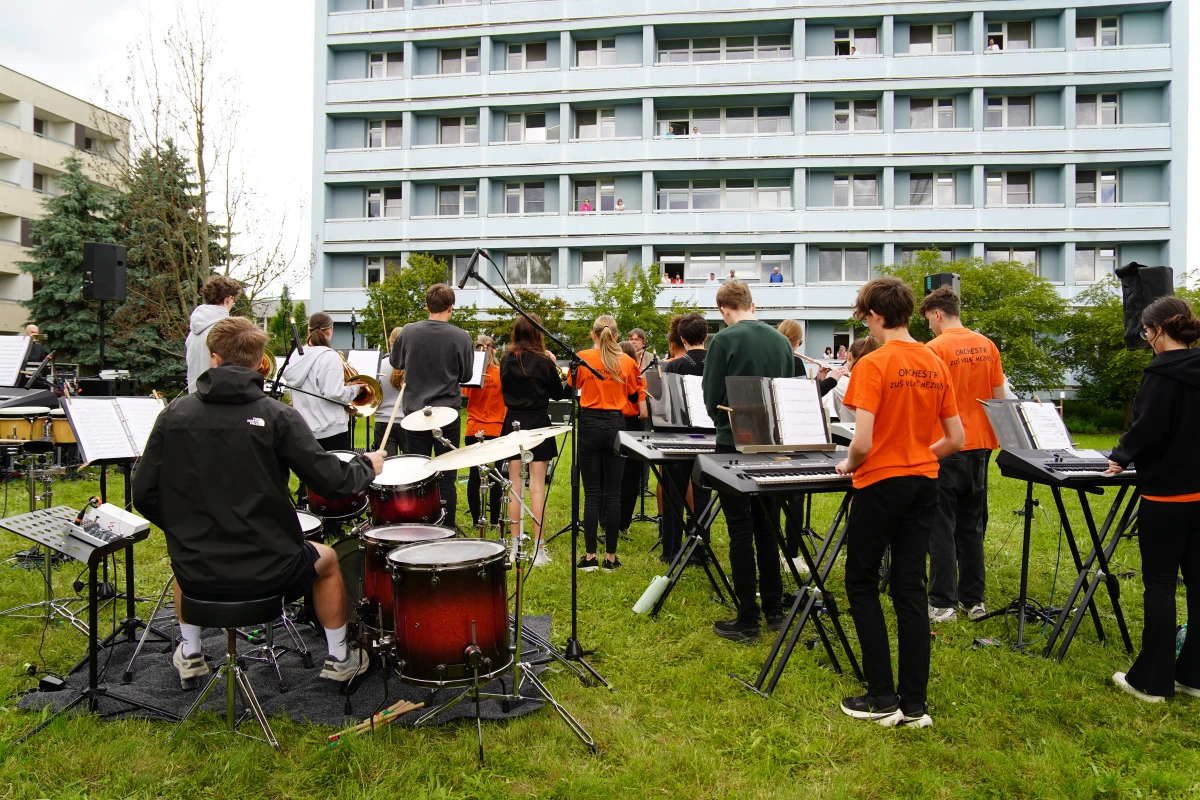Koncert pod okny onkologického pavilonu jako poslání síly a díků