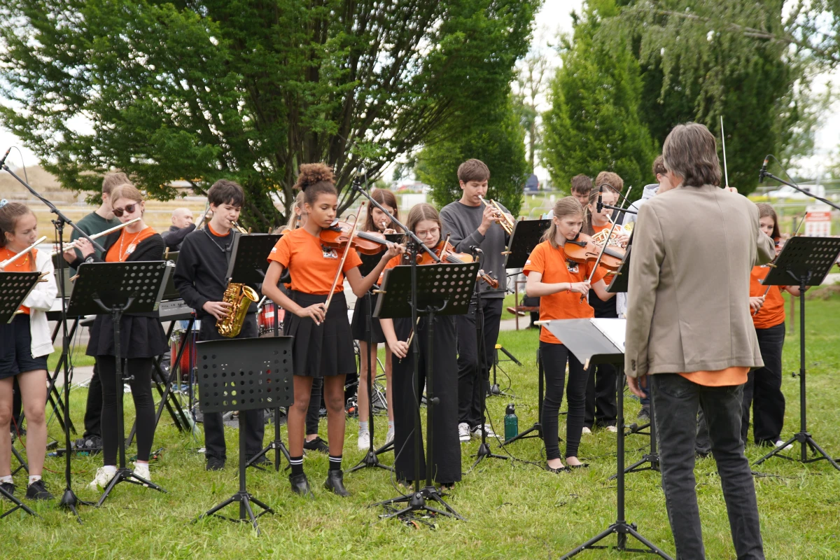 Koncert pod okny onkologického pavilonu jako poslání síly a díků