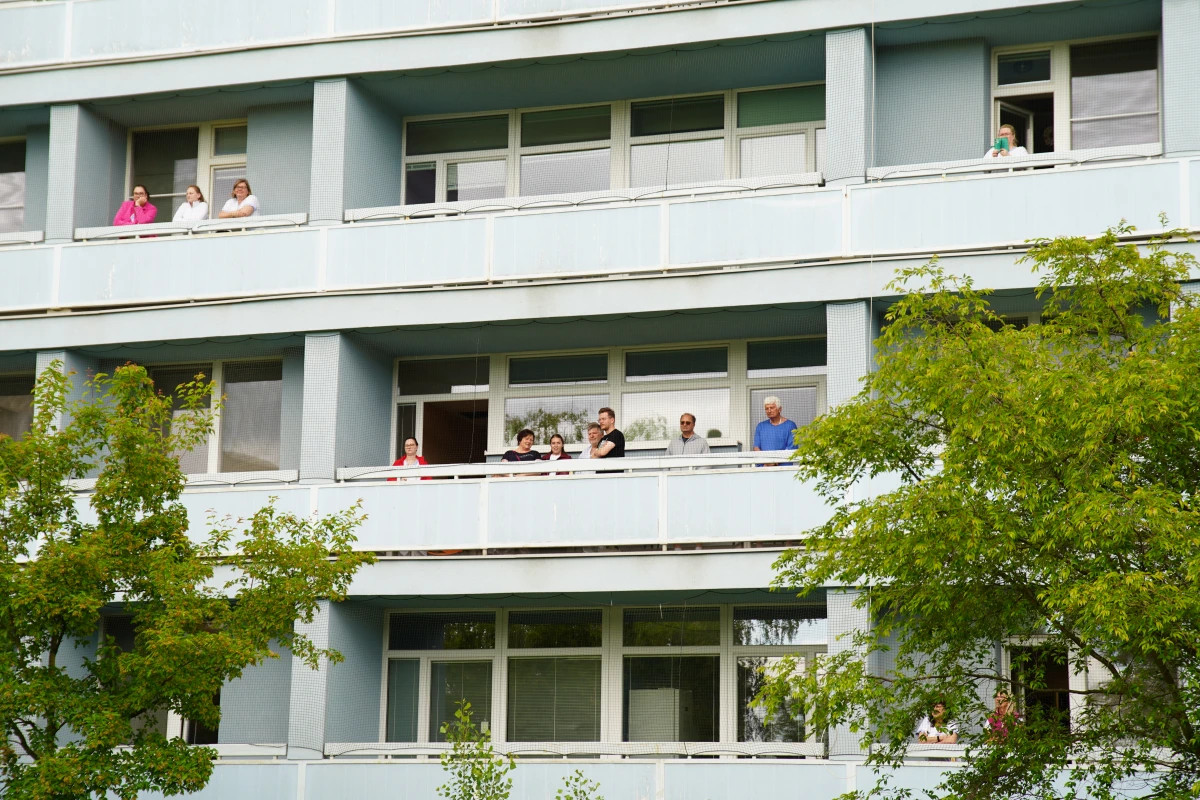 Koncert pod okny onkologického pavilonu jako poslání síly a díků
