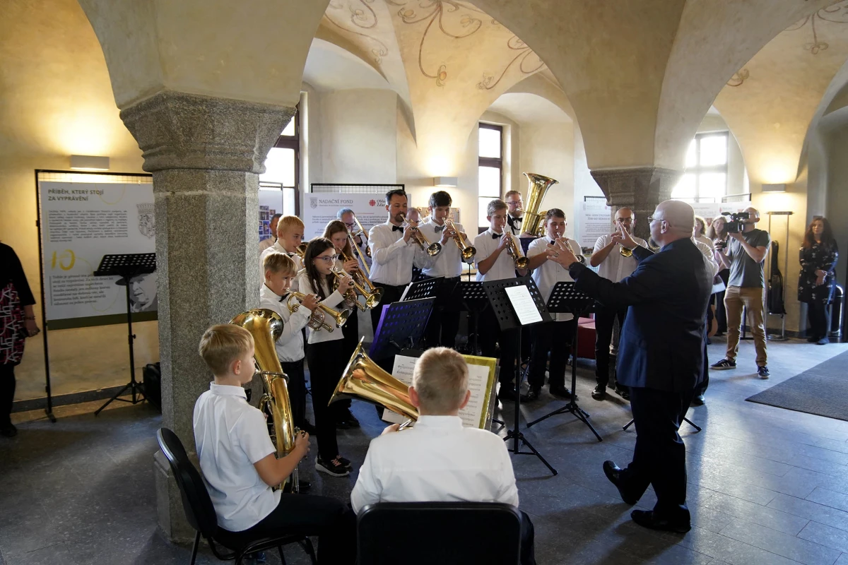 Výstava Tváře pomoci dorazila do Velkého Meziříčí. Po Senátu ji hostí zdejší radnice