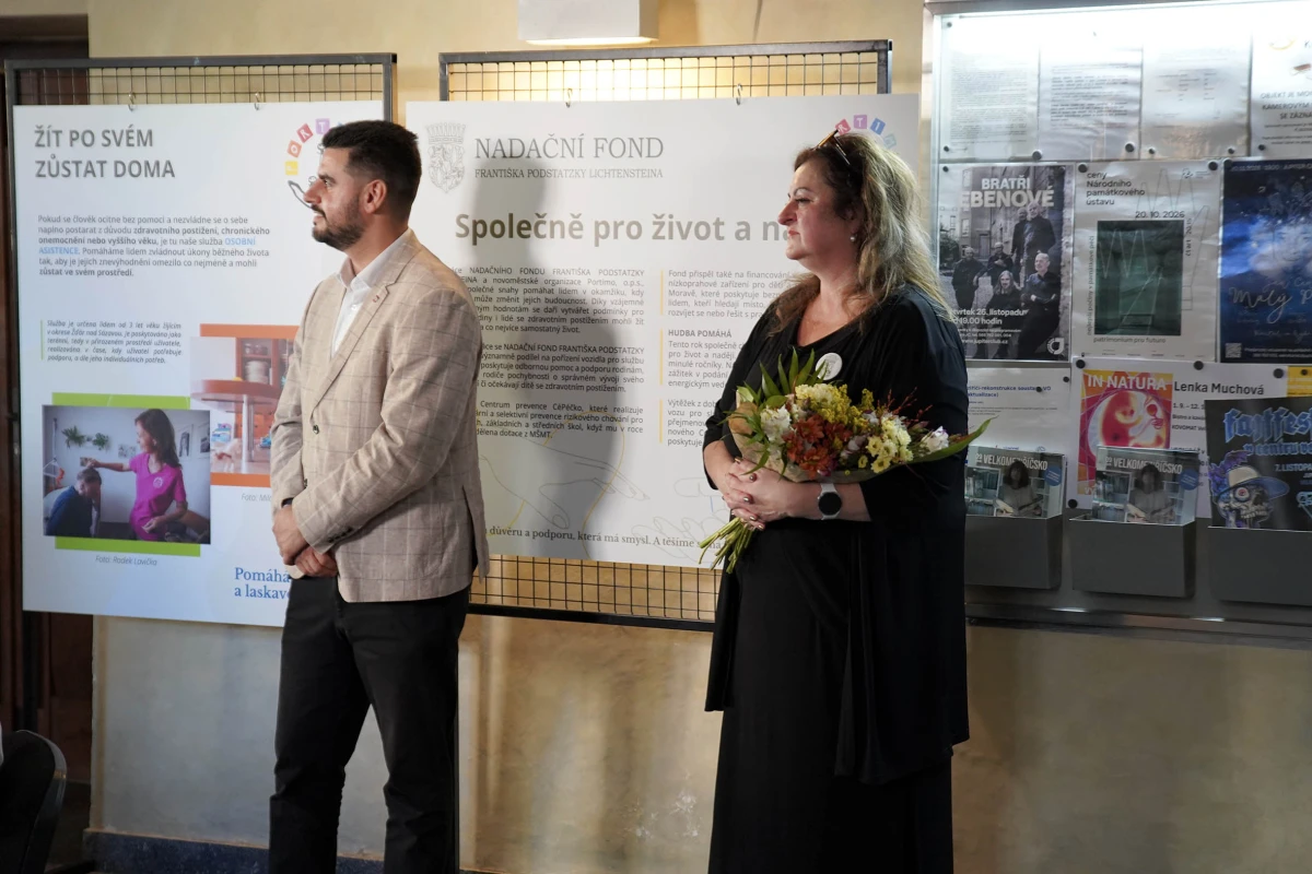 Výstava Tváře pomoci dorazila do Velkého Meziříčí. Po Senátu ji hostí zdejší radnice